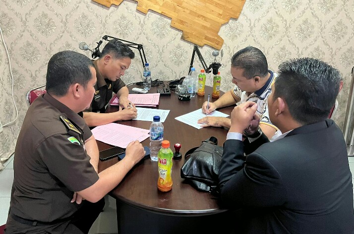 Penyerahan Tanggungjawab Tersangka NS dan BB Dugaan Tipikor Pembangunan Pelabuhan Bagansiapiapi 