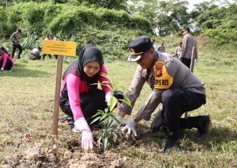 Filosofi “Tunas Pohon Beri Pencerahan”, Semangati Penghijauan Polres Rohil