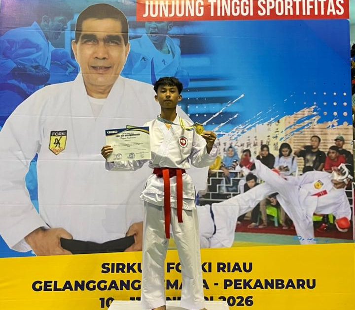 Siswa MTs Babussalam Simandolak raih medali emas pada ajang Forki Riau Open Championship 2026